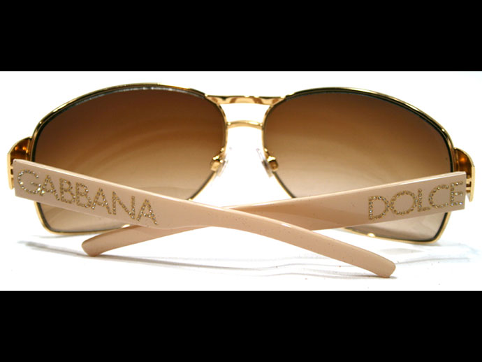 <strong>DOLCE AND GABBANA</strong> ราคาระหว่าง ๓๘๓,๐๐๐ – ๓๘๖,๖๐๙ เหรียญ ยู.เอส.เอ. ใช้กรอบทองคำ ส่วนที่ก้านแว่นใช้เพชรทำเป็นตัวอักษรโลโก้ชื่อผู้ผลิตแว่น